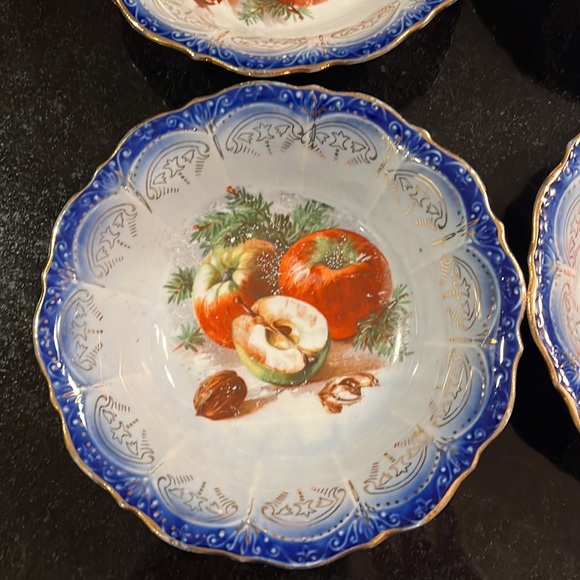 Vintage Flow Blue Bowl with 6 matching fruit bowls. Gold trim and fruit motif. - Picture 5 of 16